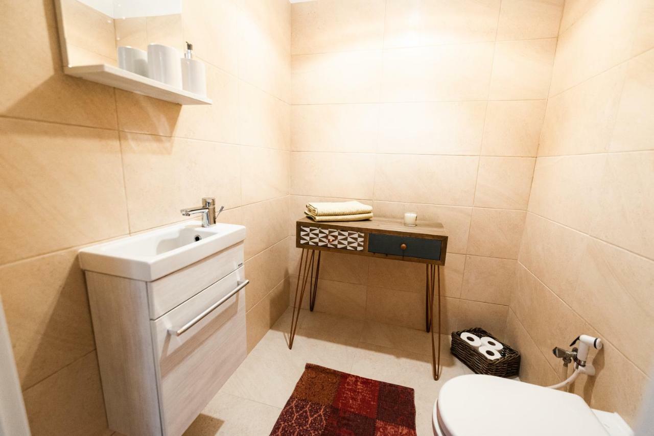 Private 5 Star 3 Room Flat And In-Door Pkg Нитра Экстерьер фото