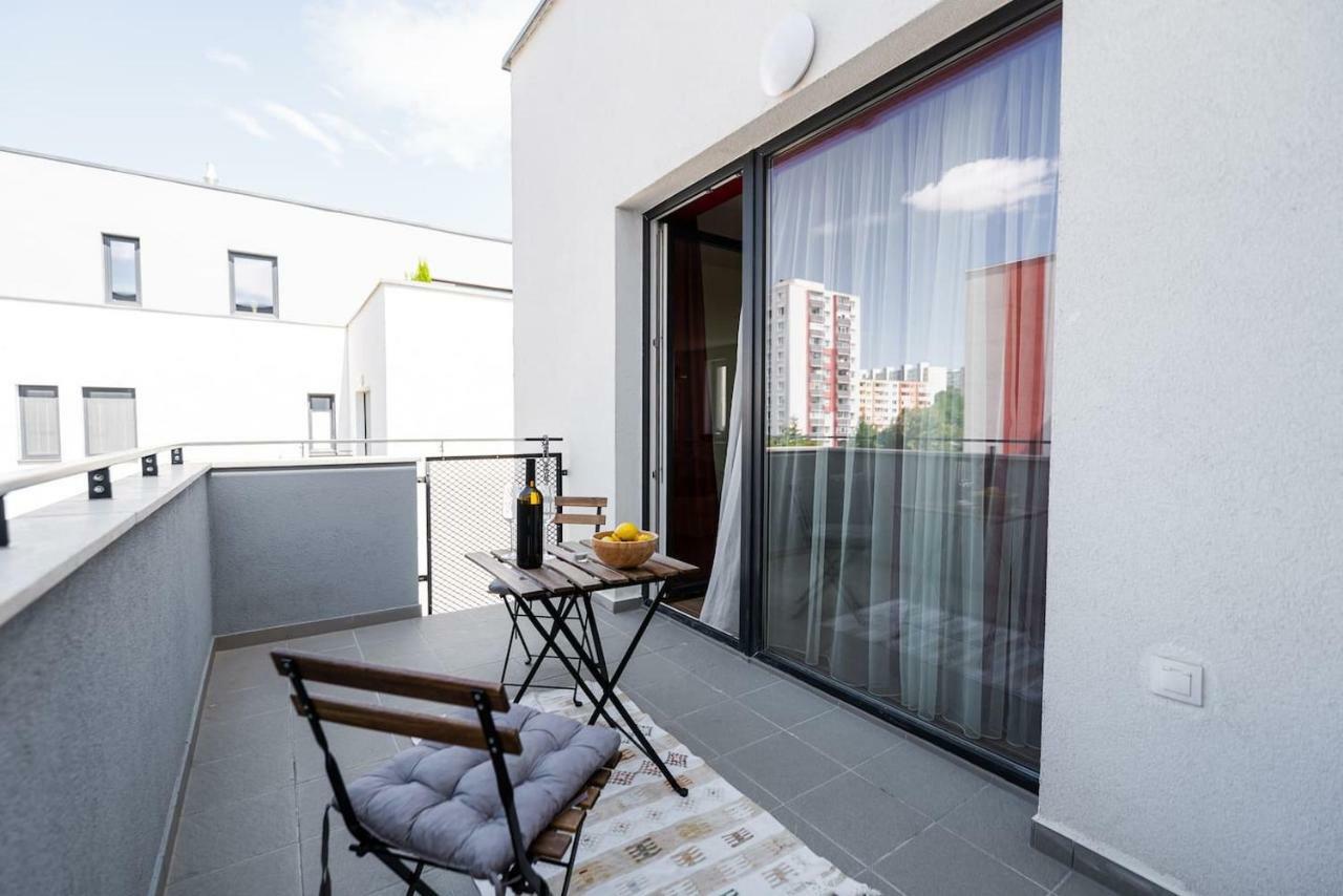 Private 5 Star 3 Room Flat And In-Door Pkg Нитра Экстерьер фото
