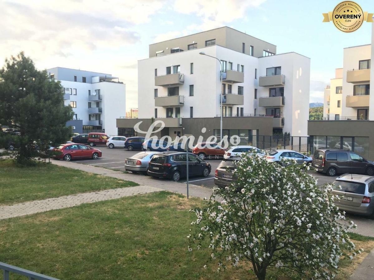 Private 5 Star 3 Room Flat And In-Door Pkg Нитра Экстерьер фото